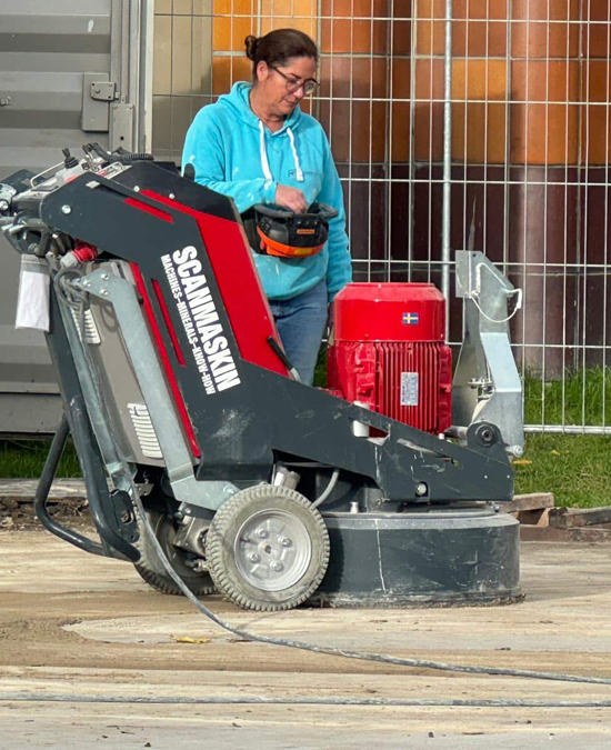 Verregend beton schuren