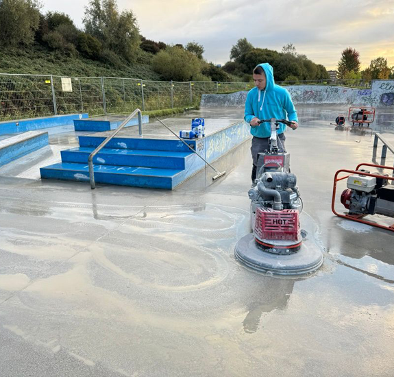 Schuren en impregneren van een skatepark in Barendrecht