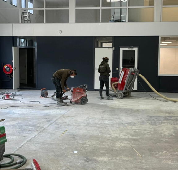 Schuren en verwijderen van coating in een bedrijfspand