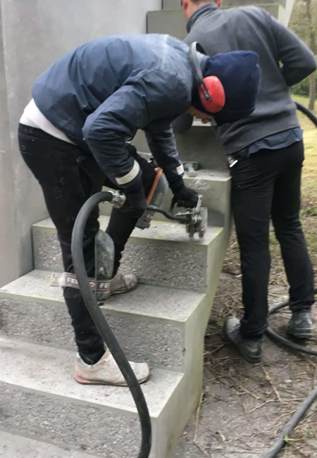 Beton trappen stroef maken en schuren
