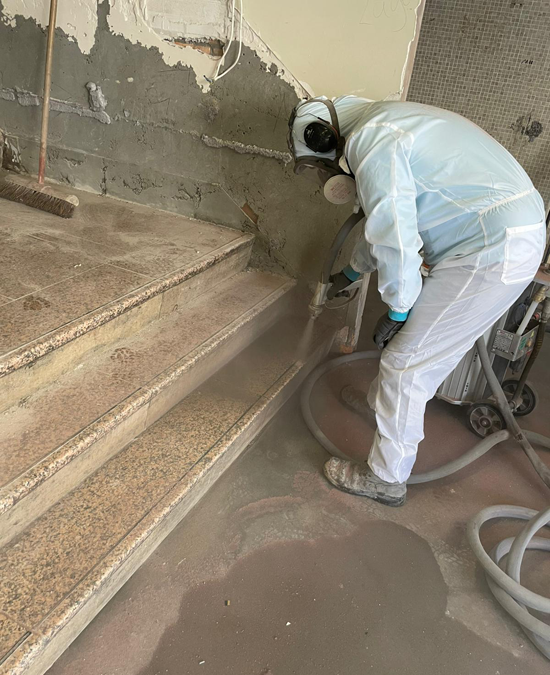 Betonnen trappen schuren en stralen