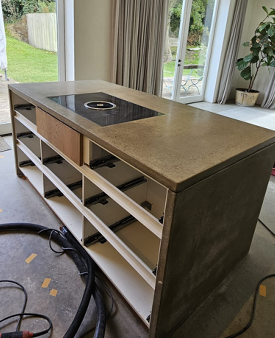 Betonnen werkbladen schuren en opknappen