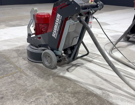 Betonvloer coating schuren bedrijfshal