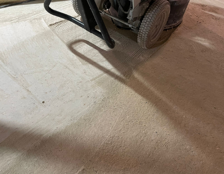 Betonvloer schuren met beton machine