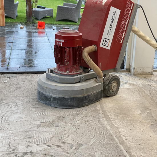 Lijmresten schuren en verwijderen van beton