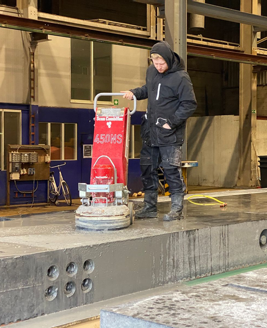 Prefab betonelementen schuren