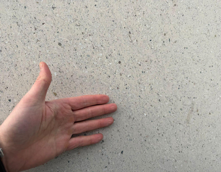 Ná het schuren van prefab betonelementen