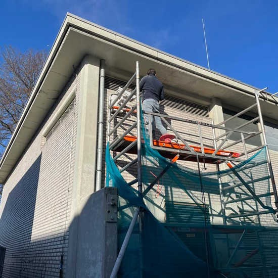 Schuren betonnen gevels en buitenmuren