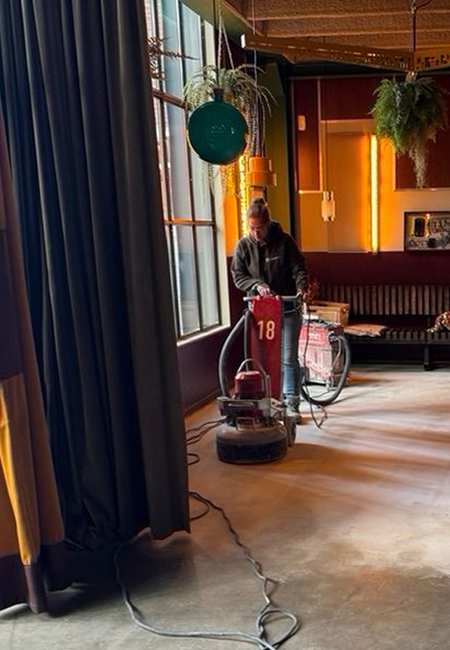 Schuren betonvloer commerciële ruimte