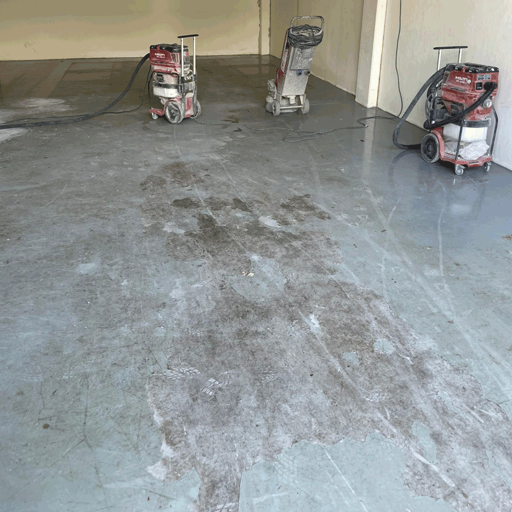 Schuren van oude coating van betonvloeren