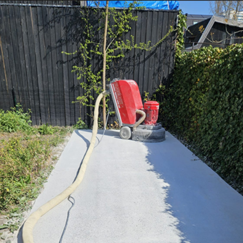 Schuren betonnen terrassen en opritten