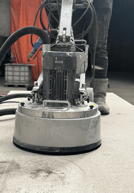 Specialisten van het schuren van beton elementen
