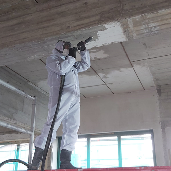 Stralen en schuren van betonnen plafonds