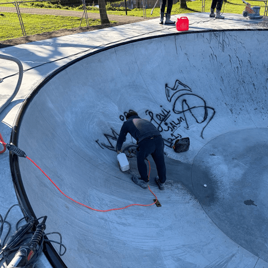 Verwijderen van graffiti van betonnen skatebaan