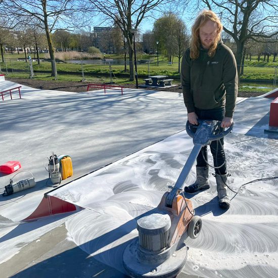 Beton schuren in bowl van skatepark Alphen aan den Rijn