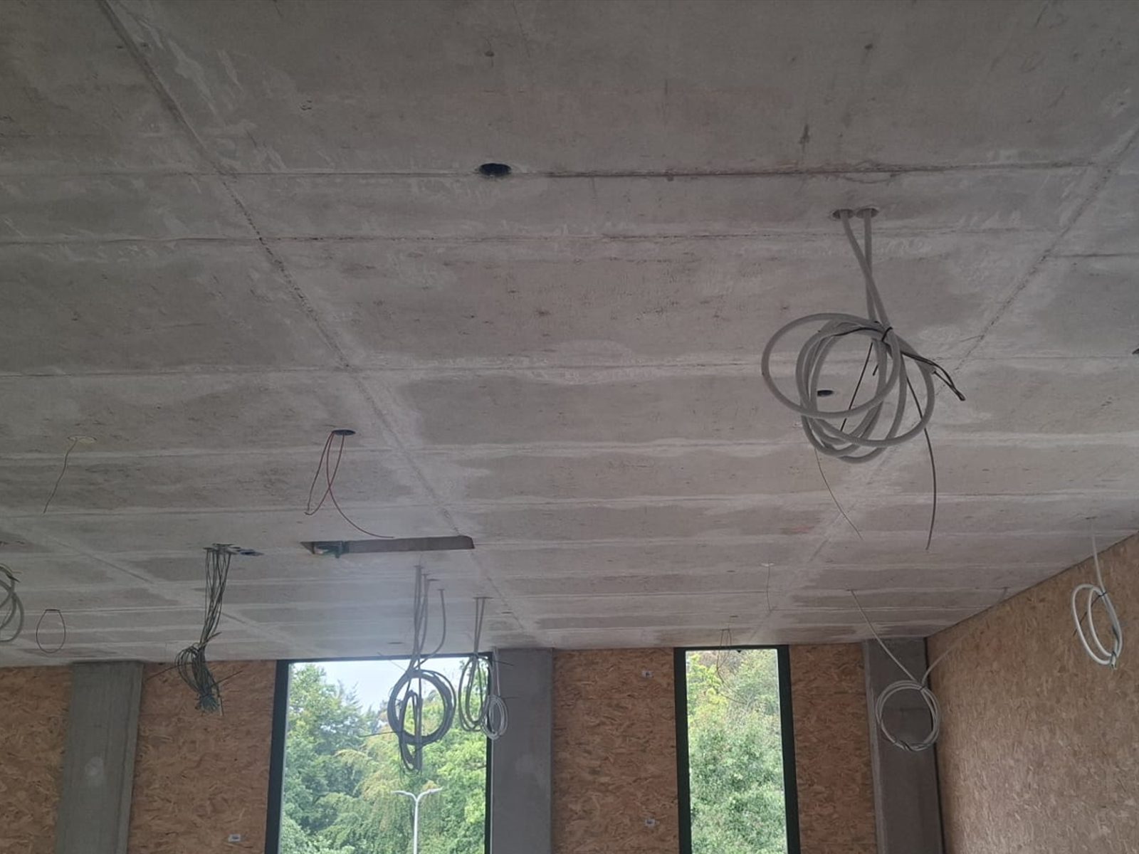 Geschuurd betonplafond in de nieuwbouw bij Alrijne voorbereid voor verdere afwerking