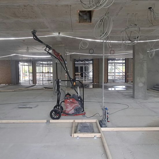 Betonplafonds schuren met FLEX Giraffe bij Alrijne