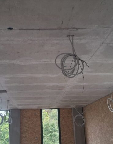 Groot betonplafond in nieuwbouw Alrijne Leiderdorp voorbereid voor stucwerk