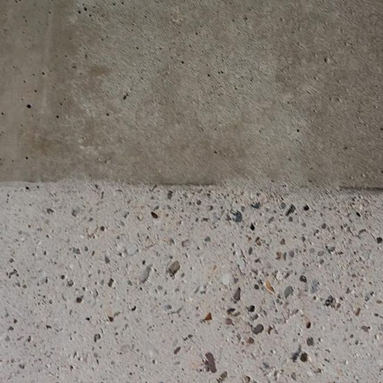 Verschillende betonstructuren op betonkolom in Rotterdam Verschillende behandelde betonstructuren op betonkolom in Rotterdam