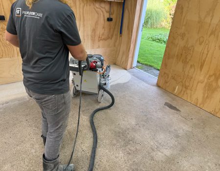 Betonvloer egaliseren door diamantschuren in Spanbroek Medewerker egaliseert betonvloer met diamantschuurmachine in Spanbroek