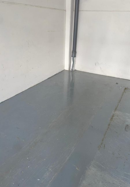 Eindresultaat van betonvloer na diamantschuren en stofbinder in Zaandam