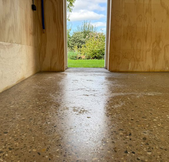 Geschuurde en geëgaliseerde betonvloer in garage in Spanbroek