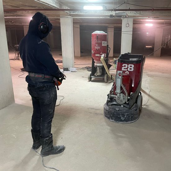 Medewerkers schuren betonvloer in parkeergarage Nieuwegein