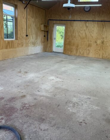 Ruwe betonvloer in garage in Spanbroek voor het schuren