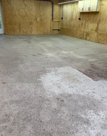 Ongelijke en versleten betonvloer in garage in Spanbroek