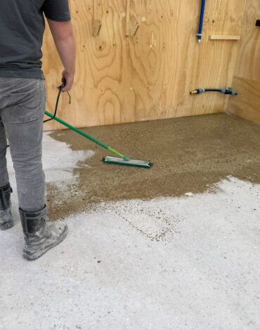 Behandeling van geschuurde betonvloer in garage in Spanbroek
