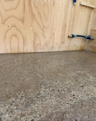 Detail van geschuurde betonvloer met zichtbaar toeslagmateriaal