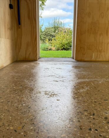 Eindresultaat geschuurde en geëgaliseerde betonvloer in Spanbroek