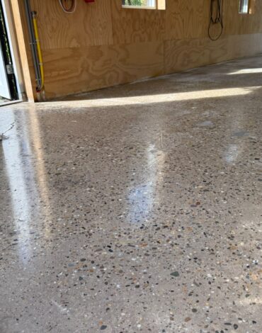 Afgewerkte betonvloer met zichtbare structuur in garage in Spanbroek