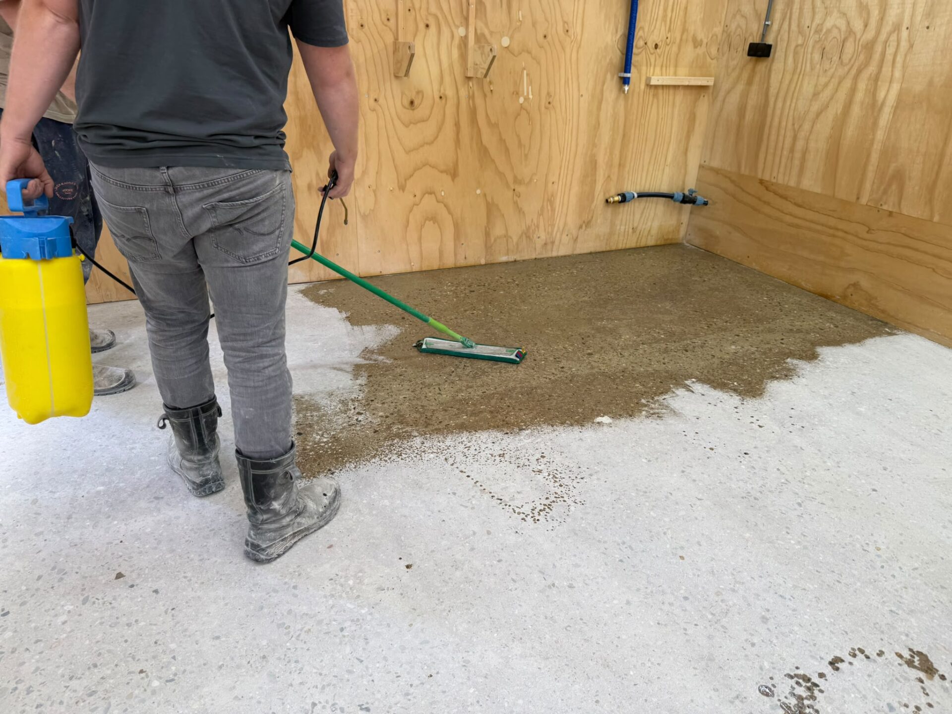 Nabehandeling van geschuurde betonvloer in garage in Spanbroek