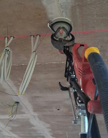 FLEX Giraffe tijdens het diamantschuren van ruwe stortnaden in het betonplafond bij Alrijne