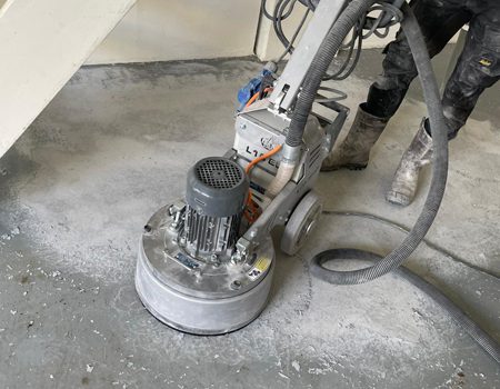 Diamantschuurmachine tijdens het schuren van een betonvloer in Zaandam