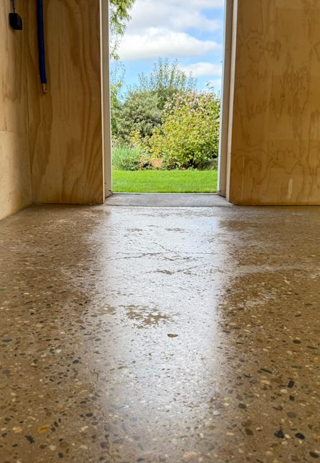 Egale betonvloer garage Spanbroek – eindresultaat Egale geschuurde betonvloer in particuliere garage in Spanbroek