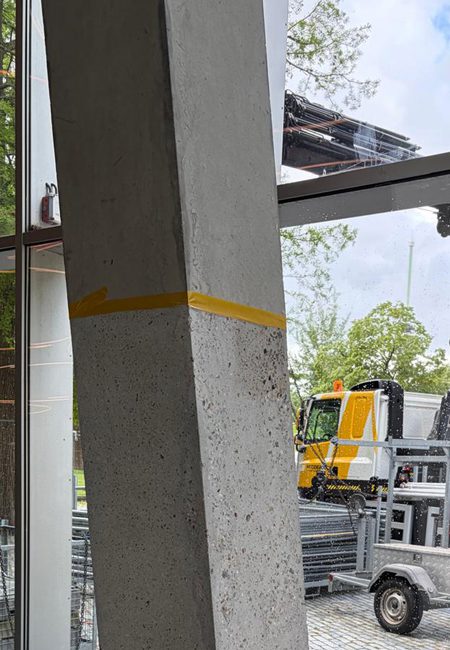 Afgewerkte betonkolom in kunsthal Rotterdam Afgewerkte betonkolom in kunsthal Rotterdam