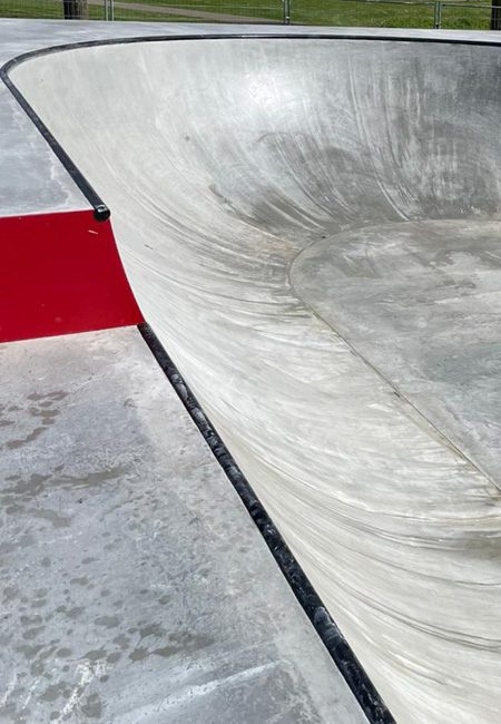 Afgewerkte betonnen bowl na graffiti verwijderen in Alphen aan den Rijn