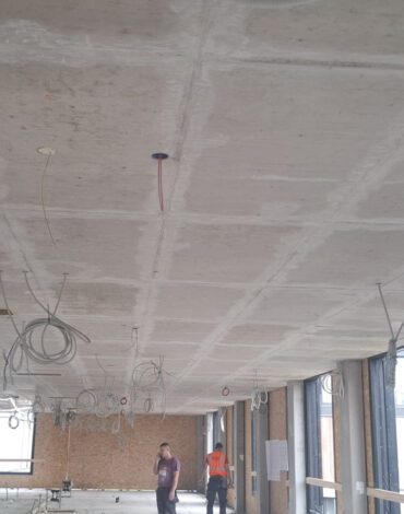 Geschuurde betonplafonds bij Alrijne Leiderdorp gereed voor verdere afbouw
