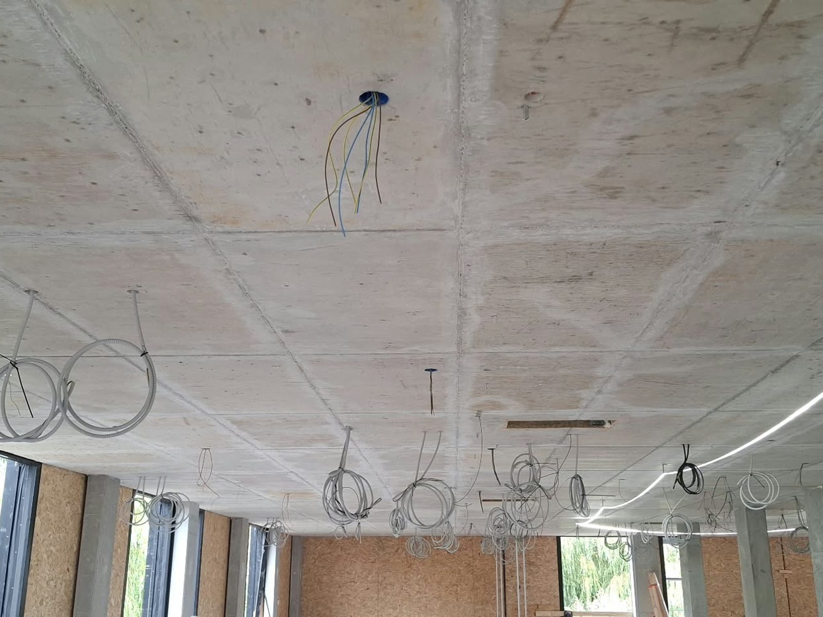 Schuren van betonplafonds op hoogte tijdens de nieuwbouw bij Alrijne