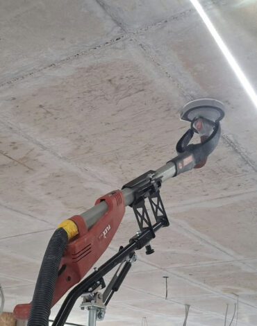 FLEX Giraffe op verrijdbare standaard tijdens het schuren van een betonplafond bij Alrijne