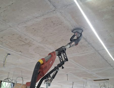 FLEX Giraffe tijdens het schuren van stortnaden