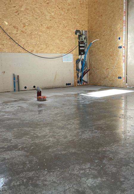 Gepolijste betonvloer met zijdeglans in nieuwe koffiezaak in Amsterdam