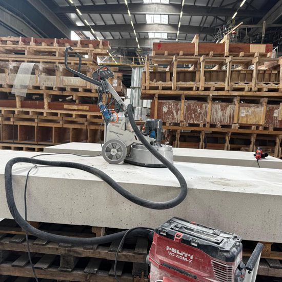 Schuurmachine op prefab betonelement bij Concrete Valley in Bergen op Zoom