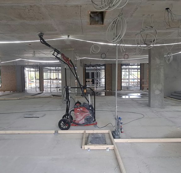 FLEX Giraffe tijdens het schuren van betonplafonds bij Alrijne in Leiderdorp