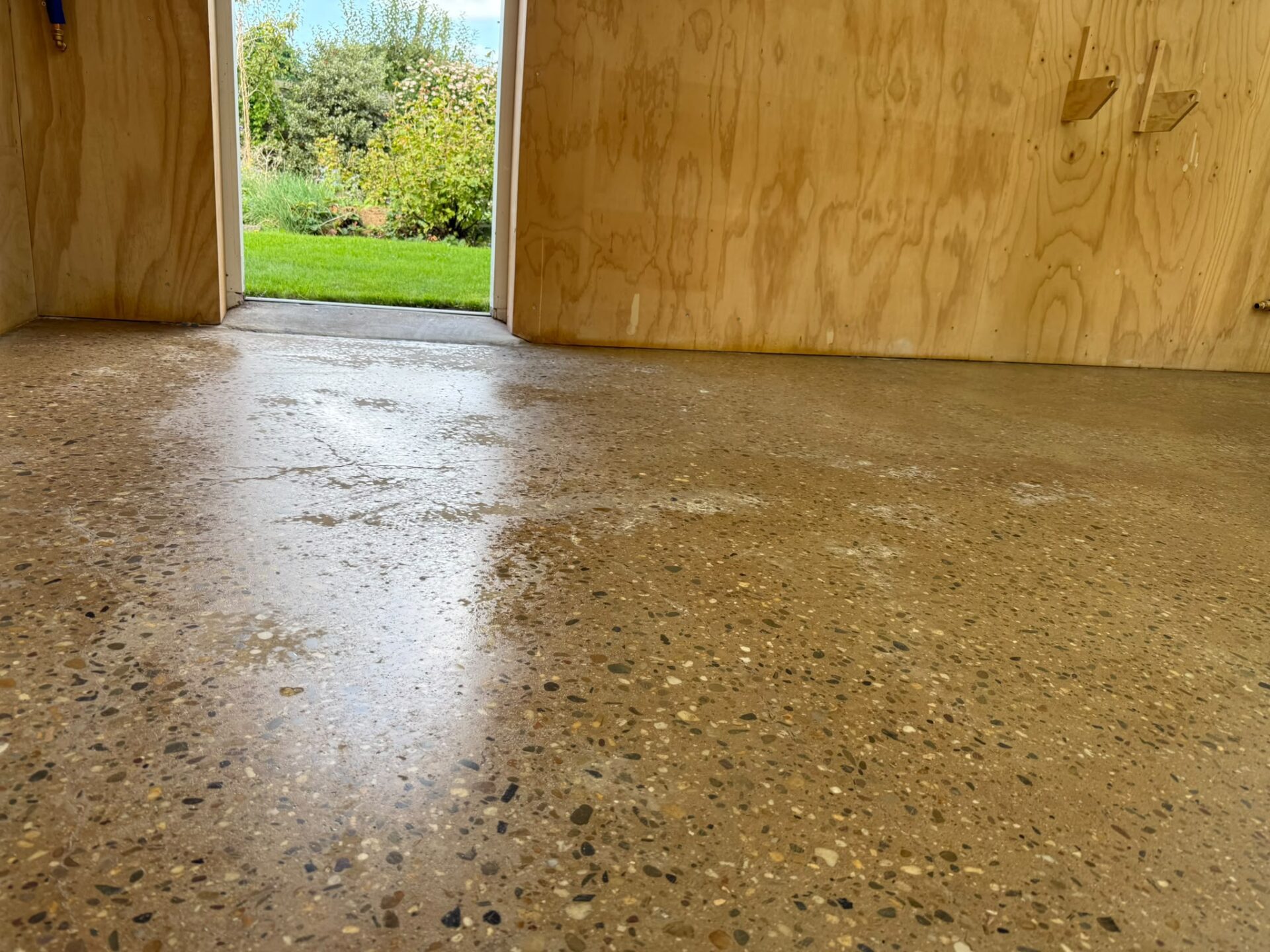 Geschuurde en geëgaliseerde betonvloer in garage in Spanbroek