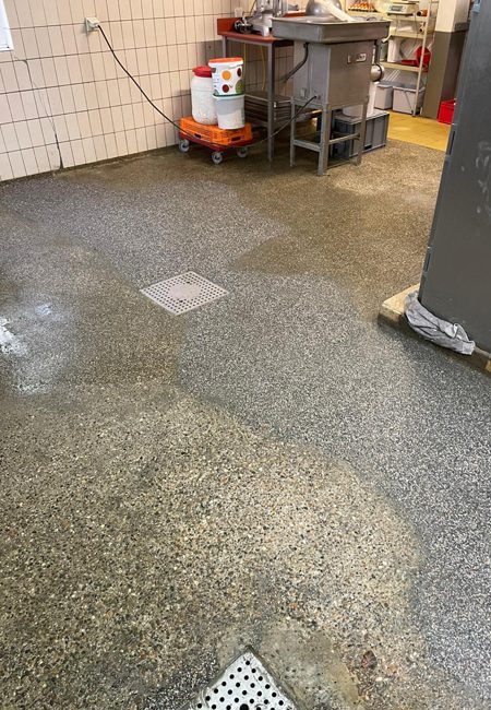 Eindresultaat ruisvloer reparatie Noordwijkerhout Herstelde en vlakgeschuurde ruisvloer in een verwerkingsruimte in Noordwijkerhout