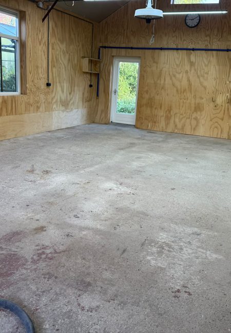 Ruwe betonvloer garage Spanbroek voor het schuren Ruwe en versleten betonvloer in garage in Spanbroek voor het schuren