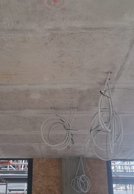 Betonplafond met zichtbare stortnaden en oneffenheden in de nieuwbouw van Alrijne